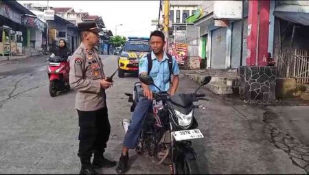 Ini Cara Kapolsek Pacet Himbau Pelajar Tertib Berlalu-lintas, ‘Sate Kerang Pagi’ Foto BeritaJatim.com