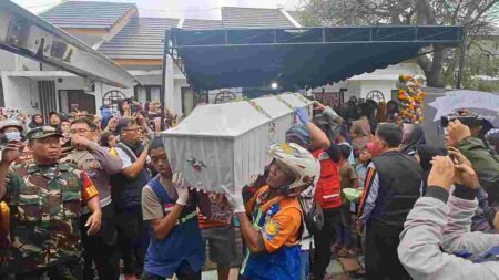 Disholati di Mojokerto, Jenazah Korban Ombak Pantai Drini Dimakamkan di Krian Sidoarjo Foto BeritaJatim.com