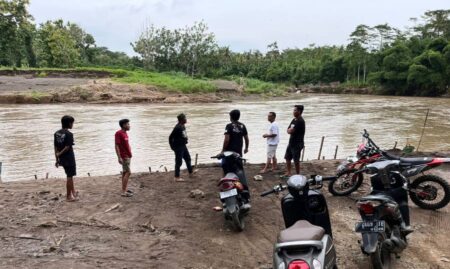 Pasutri Paruh Baya Tenggelam Saat Menyeberang Sungai di Jember Foto BeritaJatim.com