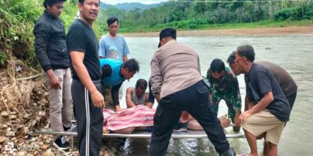 Sarno Ditemukan Tewas Mengambang di Sungai Grindulu Pacitan Foto BeritaJatim.com