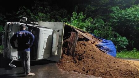 Truk Angkut Bawa Sisa Gergaji Kayu Kecelakaan di Tanjakan Beji, Tak Ada Korban Jiwa Foto BeritaJatim.com