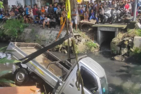Pikap Tercebur Sungai di Surabaya, Sopir Luka-Luka Foto BeritaJatim.com