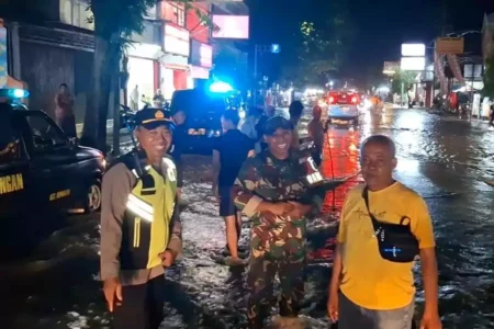 Kaliseco Meluap, Jalan Ahmad Yani Kepanjen Banjir Foto BeritaJatim.com