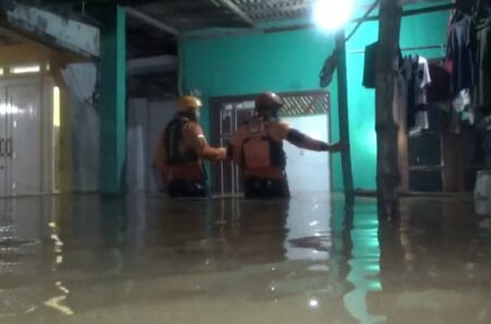 Banjir Terjang 3 Desa di Mojoagung Jombang, Ketinggian Air Capai 2 Meter Foto BeritaJatim.com