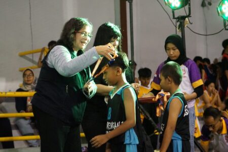 Zanariah Serahkan Hadiah Kompetisi Basket Walikota Kediri Cup 2024 Foto BeritaJatim.com