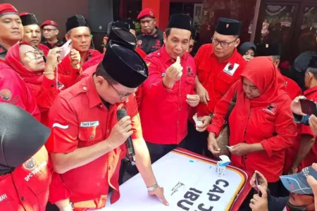 PDIP Surabaya Bubuhkan Cap Jempol Darah untuk Megawati, Ungkap Kekhawatiran Cawe-Cawe Jelang Kongres Foto BeritaJatim.com