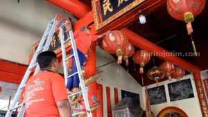 Sambut Imlek, Klenteng Tjoe Tik Kiong Tulungagung Lakukan Bersih-Bersih Foto BeritaJatim.com