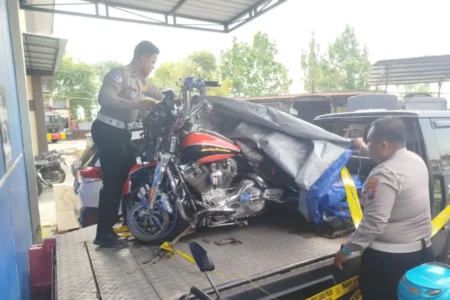 Harley Davidson Diseruduk Avanza di Bangkalan, Pengemudi Luka Foto BeritaJatim.com