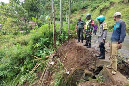 Warung Lereng Wilis Kediri Longsor, 9 Masuk Jurang dan 1 Meninggal Foto BeritaJatim.com
