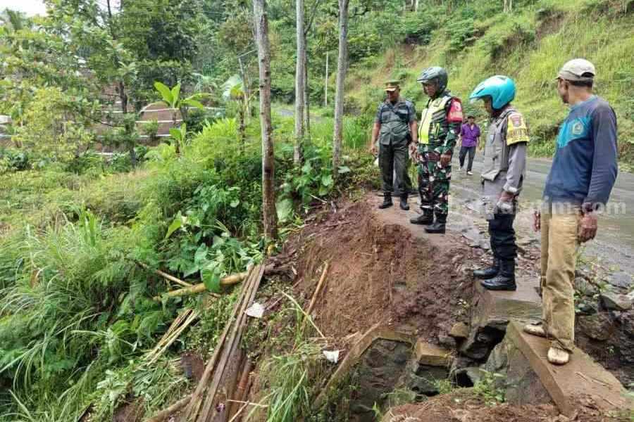 Warung Lereng Wilis Kediri Longsor, 9 Masuk Jurang dan 1 Meninggal Foto BeritaJatim.com