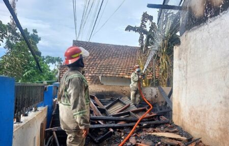 Kebakaran Hebat Hanguskan Ruang Guru di SDN Pakel 1 Jombang Foto BeritaJatim.com