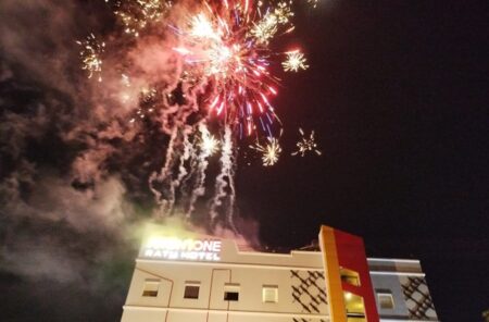 Pesta Kembang Api Spektakuler Warnai Pergantian Tahun di Front One Ratu Hotel Nganjuk Foto BeritaJatim.com