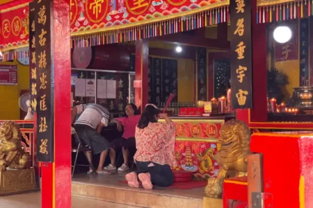 Imlek 2025, Ini Harapan Umat Konghucu di Klenteng Kwan Sing Bio Tuban Foto BeritaJatim.com