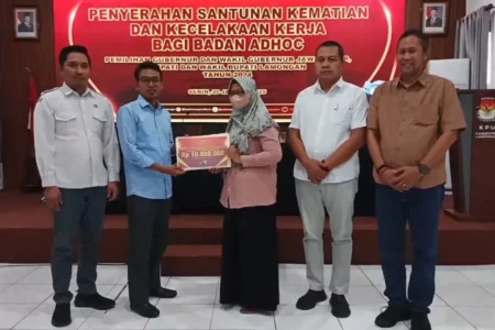 KPU Lamongan Serahkan Santunan ke Petugas Pilkada 2024 Foto BeritaJatim.com