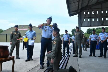 Sukses Terbang Mandiri dengan T-50i Golden Eagle, Penerbang Ini Disiram Air Kembang Foto BeritaJatim.com
