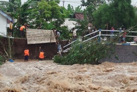 Tergerus Air, Plengsengan Bendungan Balongsono Jombang Ambrol Sepanjang 8 Meter Foto BeritaJatim.com