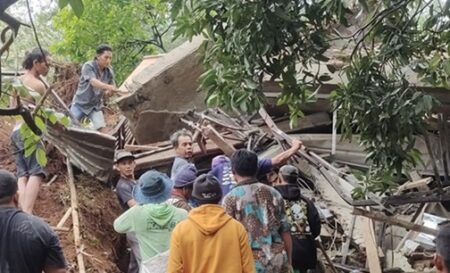 Dua Orang Hilang dalam Bencana Tanah Longsor di Wonosalam Jombang, Pencarian Masih Berlangsung Foto BeritaJatim.com