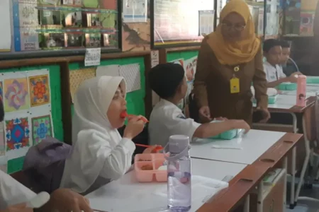 Makan Bergizi Gratis di Kota Malang, Siswa: Lumayan Enak Foto BeritaJatim.com
