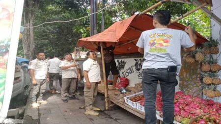 Satpol PP Bondowoso Tegur Pedagang yang Langgar Perda Foto BeritaJatim.com