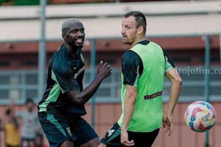 Paul Munster Belum Pastikan Dua Pemain Asing Baru Persebaya Tampil Lawan PSS Sleman Foto BeritaJatim.com