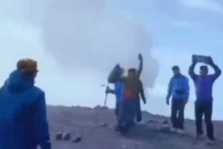 Viral Pendaki di Puncak Gunung Semeru, Diduga Gunakan Jalur Ilegal Saat Penutupan Foto BeritaJatim.com