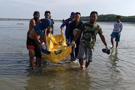 Mayat Pria Tanpa Identitas Ditemukan di Pohon Mangrove Labuhan Lamongan Foto BeritaJatim.com