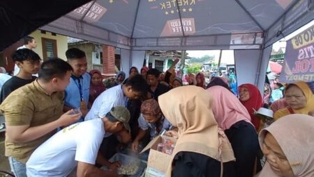60 Ribu Pentol Dibagikan Gratis di Kedunglumpang Jombang, Warga Antusias Meski Diguyur Hujan Foto BeritaJatim.com