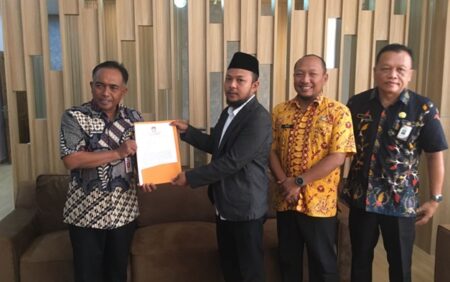 KPU Serahkan Berkas Penetapan Bupati Terpilih ke DPRD Jombang Foto BeritaJatim.com