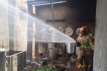 Kebakaran Dapur Pengusaha Lontong di Jombang, Uang Rp4 Juta Hangus Dilalap Api Foto BeritaJatim.com