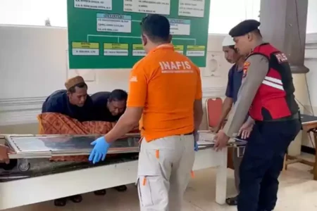Geger, Peziarah Asal Jember Ditemukan Meninggal Dunia di Makam Sunan Bonang Tuban Foto BeritaJatim.com