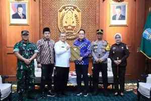 Pj Gubernur Jatim Serahkan SK Perpanjangan Pj Bupati Sampang, Ini Targetnya Foto BeritaJatim.com