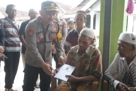 Polres Mojokerto Beri Santunan kepada Korban Ledakan Sumolawang Foto BeritaJatim.com