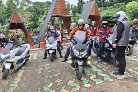 Naik Motor, Bupati Malang Blusukan Sambang Desa Foto BeritaJatim.com