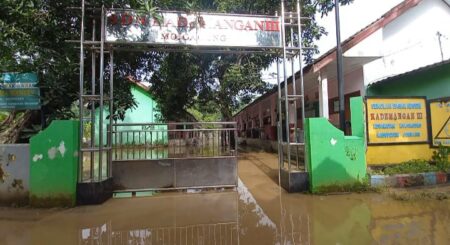SDN Kademangan III Mojoagung Jombang Diliburkan Akibat Banjir, Warga Belum Terima Bantuan Foto BeritaJatim.com