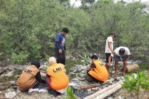 Sedekah Oksigen, Pokmaswas Reng Paseser Sumenep Tanam 50 Pohon Foto BeritaJatim.com