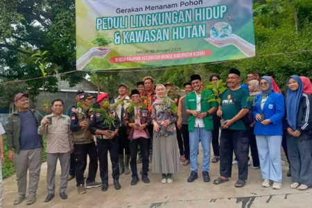 Mbak Anggia dan Fraksi PKB DPRD Kabupaten Kediri Turun Tangan Tanam Pohon Dekat Bandara Dhoho Foto BeritaJatim.com