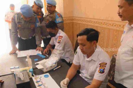 Puluhan Anggota Polres Gresik Jalani Tes Urine, Pastikan Bebas Narkoba Foto BeritaJatim.com