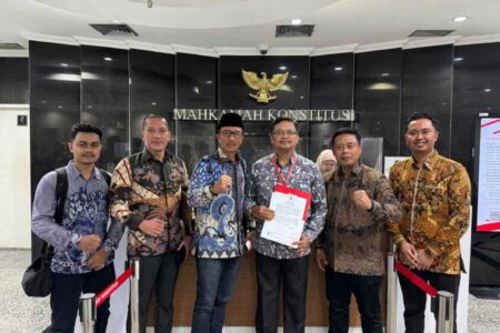 Tim Hukum Khofifah-Emil Tantang Risma-Gus Hans Tunjukkan Bukti Manipulasi Suara Foto BeritaJatim.com