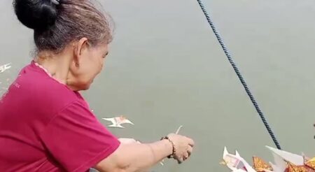 Ritual Larung Cisuak, Tradisi Umat Konghucu di Surabaya Sambut Imlek Foto BeritaJatim.com