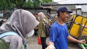 Berbagi Berkah: Mahasiswa KKN UPN ‘Veteran’ Jatim Wujudkan Kepedulian Sosial di Kawasan Pasar Pahing Rungkut Foto BeritaJatim.com