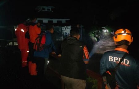 Banjir Terjang Bondowoso, Imbas Hujan Deras Sejak Sore sampai Malam Foto BeritaJatim.com