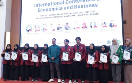 Awalnya Mau Seminar Internasional, Pulang Bawa Sekeranjang Piala Foto BeritaJatim.com