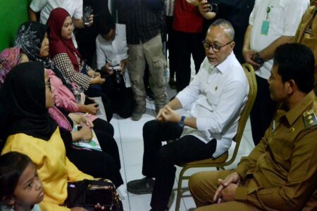 Menko Pangan Meninjau Program Cek Kesehatan Gratis di Sidoarjo Foto BeritaJatim.com