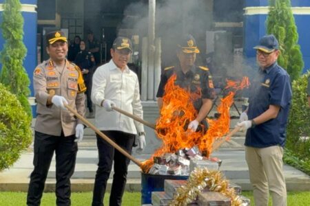 Sidoarjo Dinobatkan sebagai Pemda dengan Pengelolaan DBHCHT Terbaik 2024 Foto BeritaJatim.com