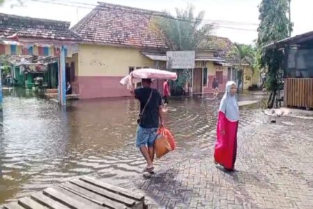 Banjir di Rejoso Pasuruan Mulai Surut, Warga Kembali ke Rumah Foto BeritaJatim.com