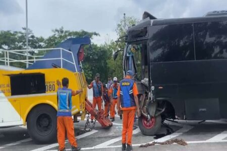 Bus Kecelakaan Tunggal di Exit Tol Purwodadi Pasuruan Diduga Tabrak Pembatas Jalan Foto BeritaJatim.com