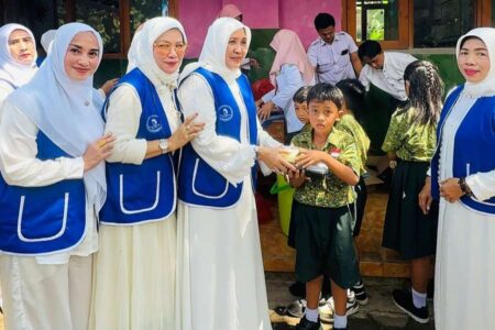 Rayakan Ulang Tahun ke-50, IWAPI Pasuruan Bagi-bagi Makanan Bergizi Foto BeritaJatim.com