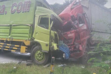 2 Truk Kontainer Adu Moncong di Pantura Probolinggo, Sopir Luka-luka Foto BeritaJatim.com