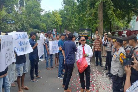 Warga Purworejo Pasuruan Geruduk Kecamatan, Tuntut Keadilan bagi Korban Penganiayaan Foto BeritaJatim.com