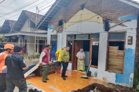 Puting Beliung Terjang Pasuruan, Puluhan Rumah Rusak Foto BeritaJatim.com